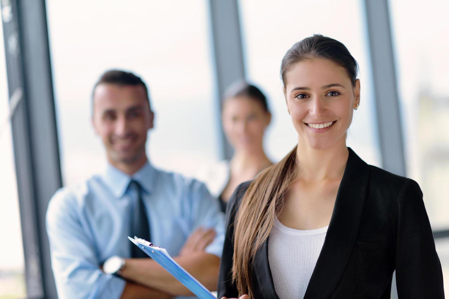 Geschäftsleute gruppieren sich bei einer Besprechung im Büro foto