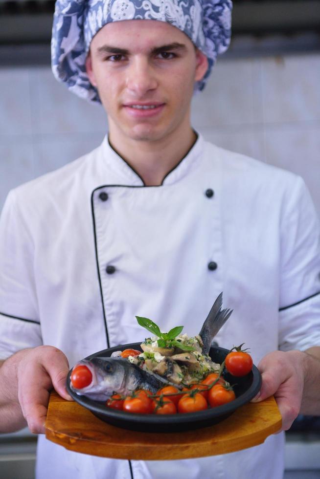 Koch bereitet Essen zu foto