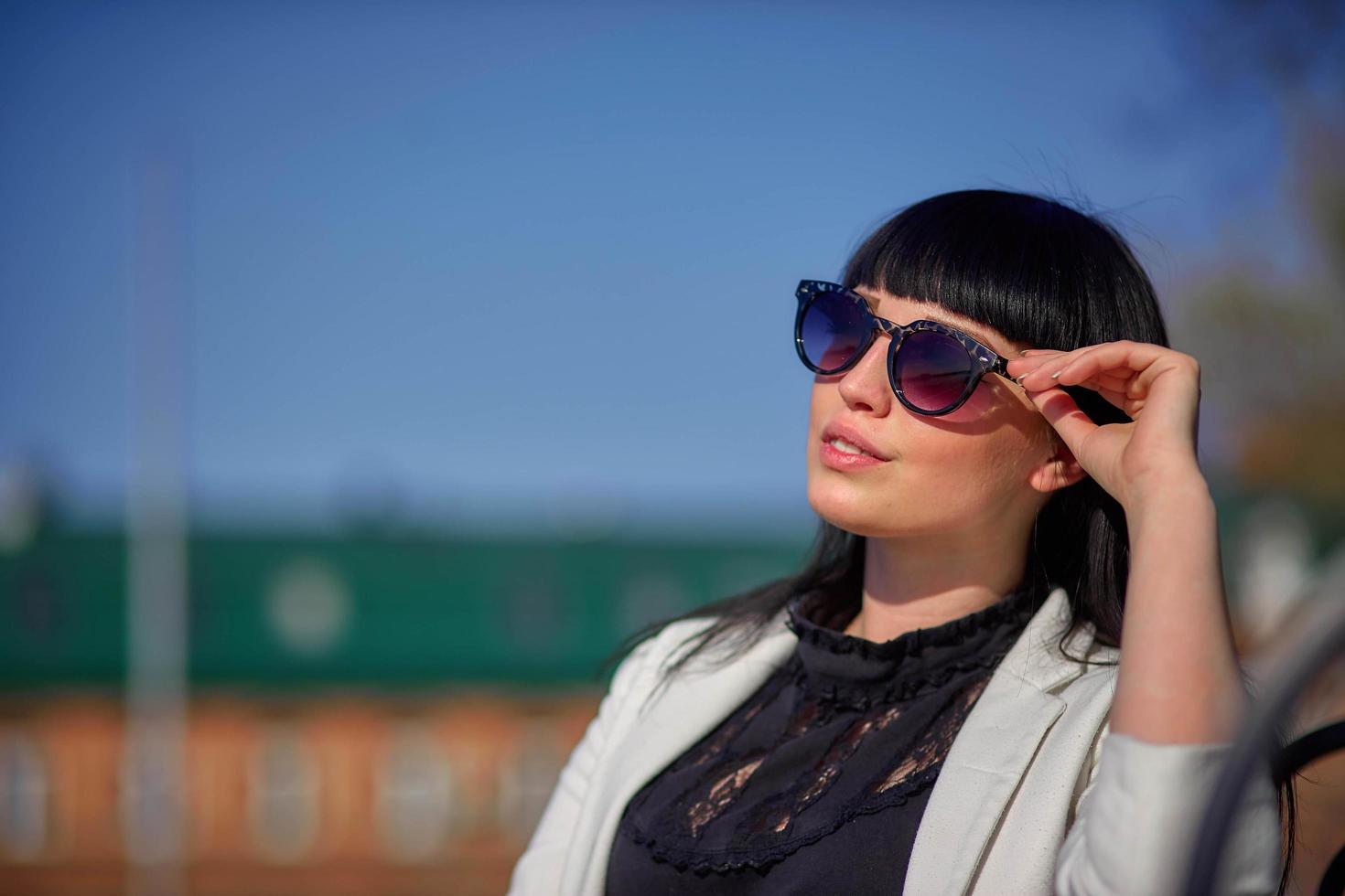 schönes junges Mädchen mit schwarzen Haaren, Sonnenbrille. jugend, glück, sonniger sommertag, porträt foto