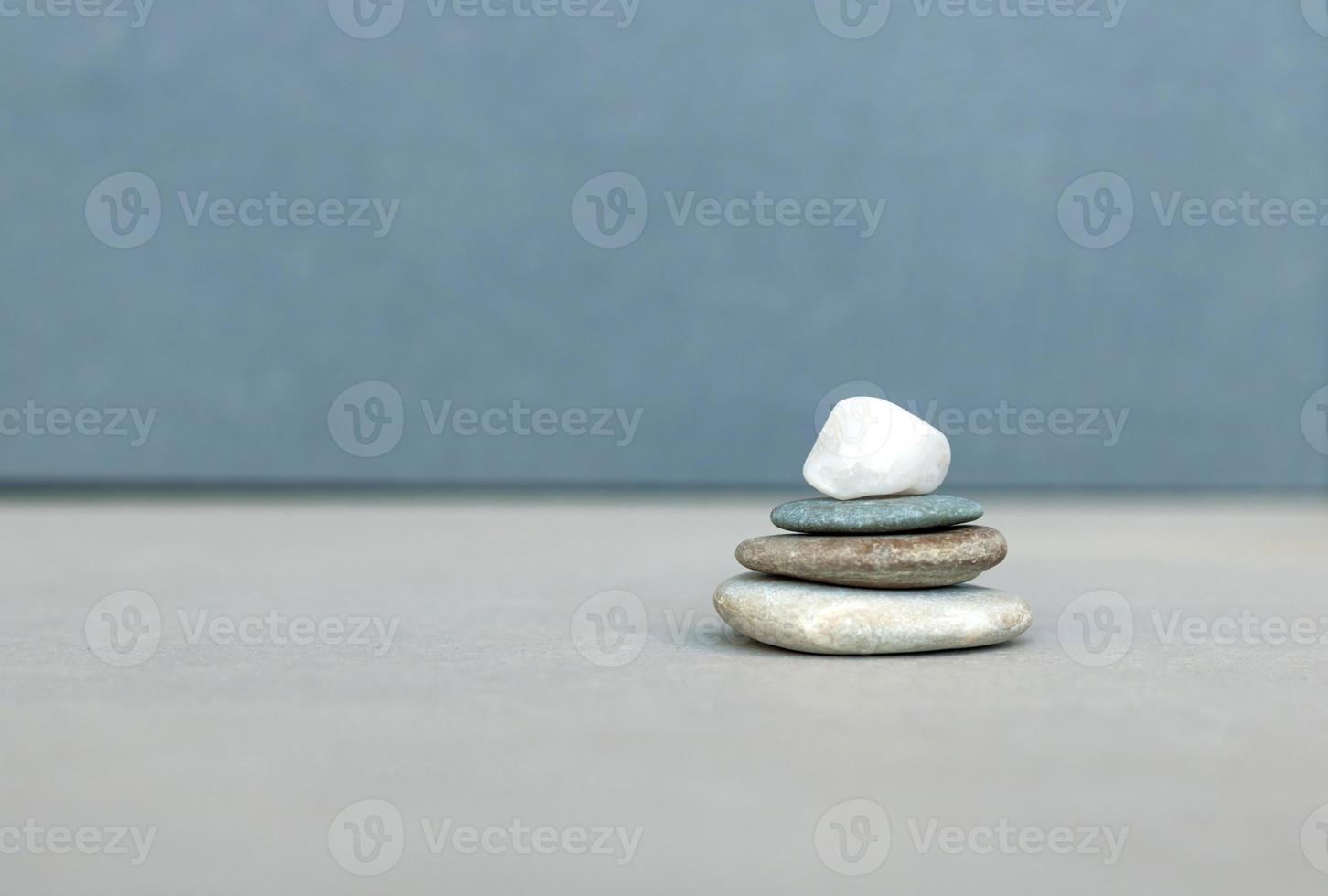 Zen-ähnlicher Stapel von Kieselsteinen. foto