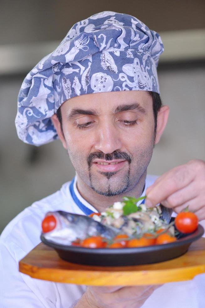 Koch bereitet Essen zu foto