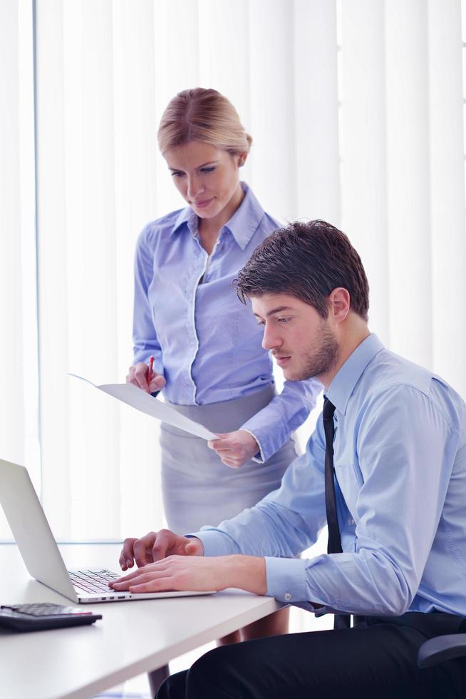 Geschäftsleute in einer Besprechung im Büro foto