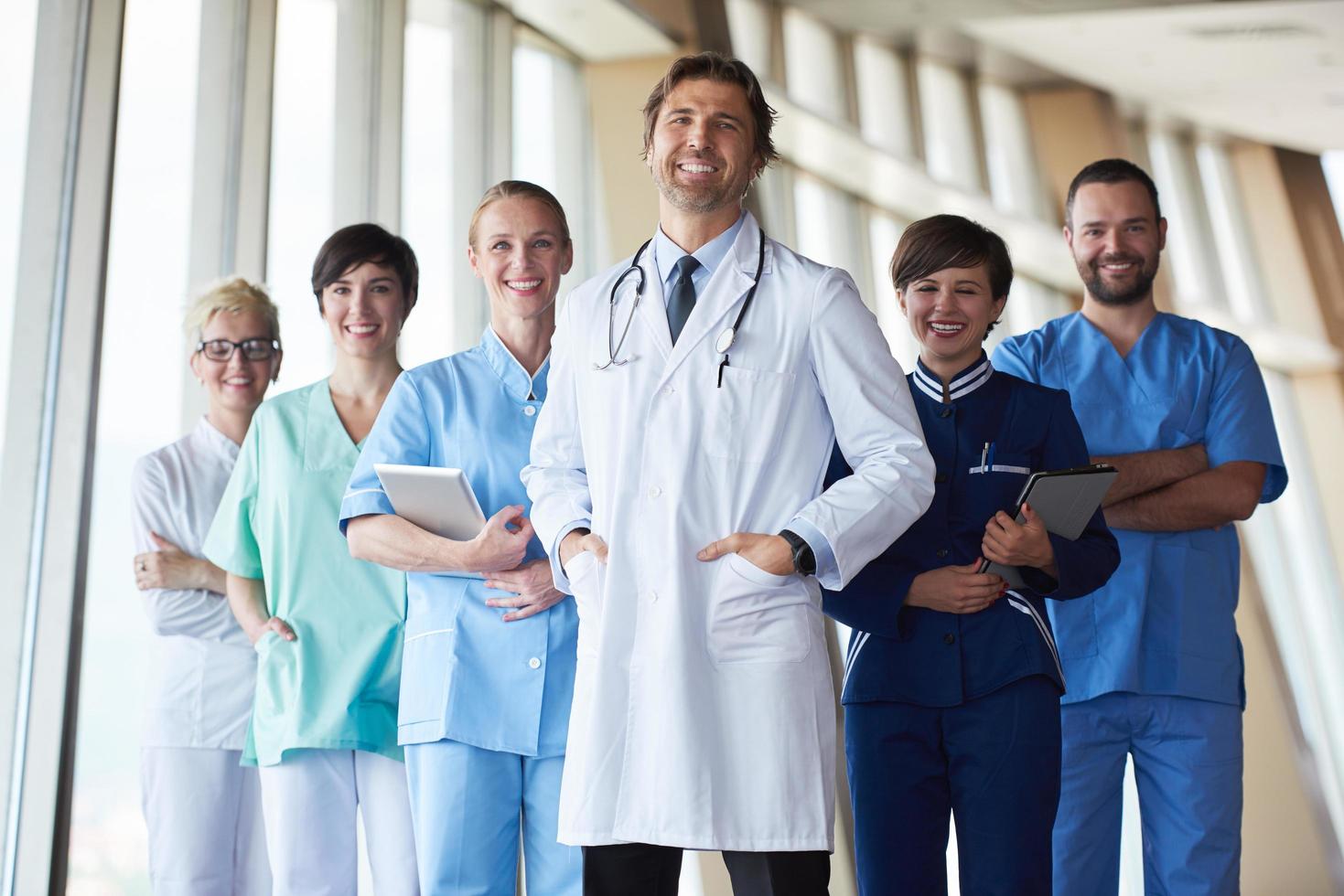 gruppe von medizinischem personal im krankenhaus, gutaussehender arzt vor dem team foto