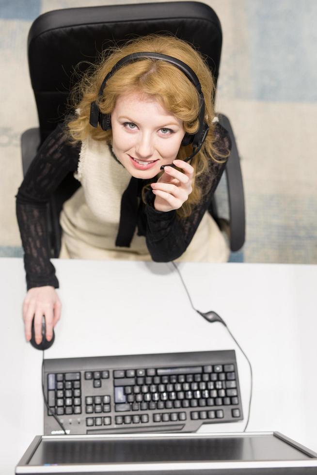 Call-Center-Betreiberin, die ihre Arbeit von oben erledigt foto