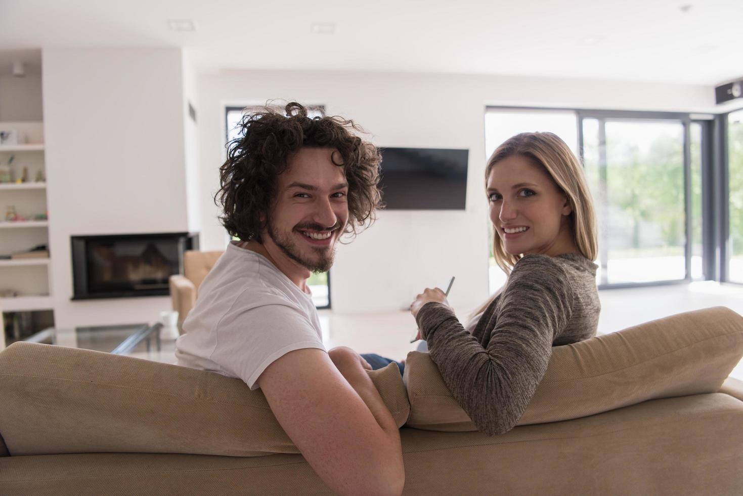 Rückansicht eines Paares vor dem Fernseher foto