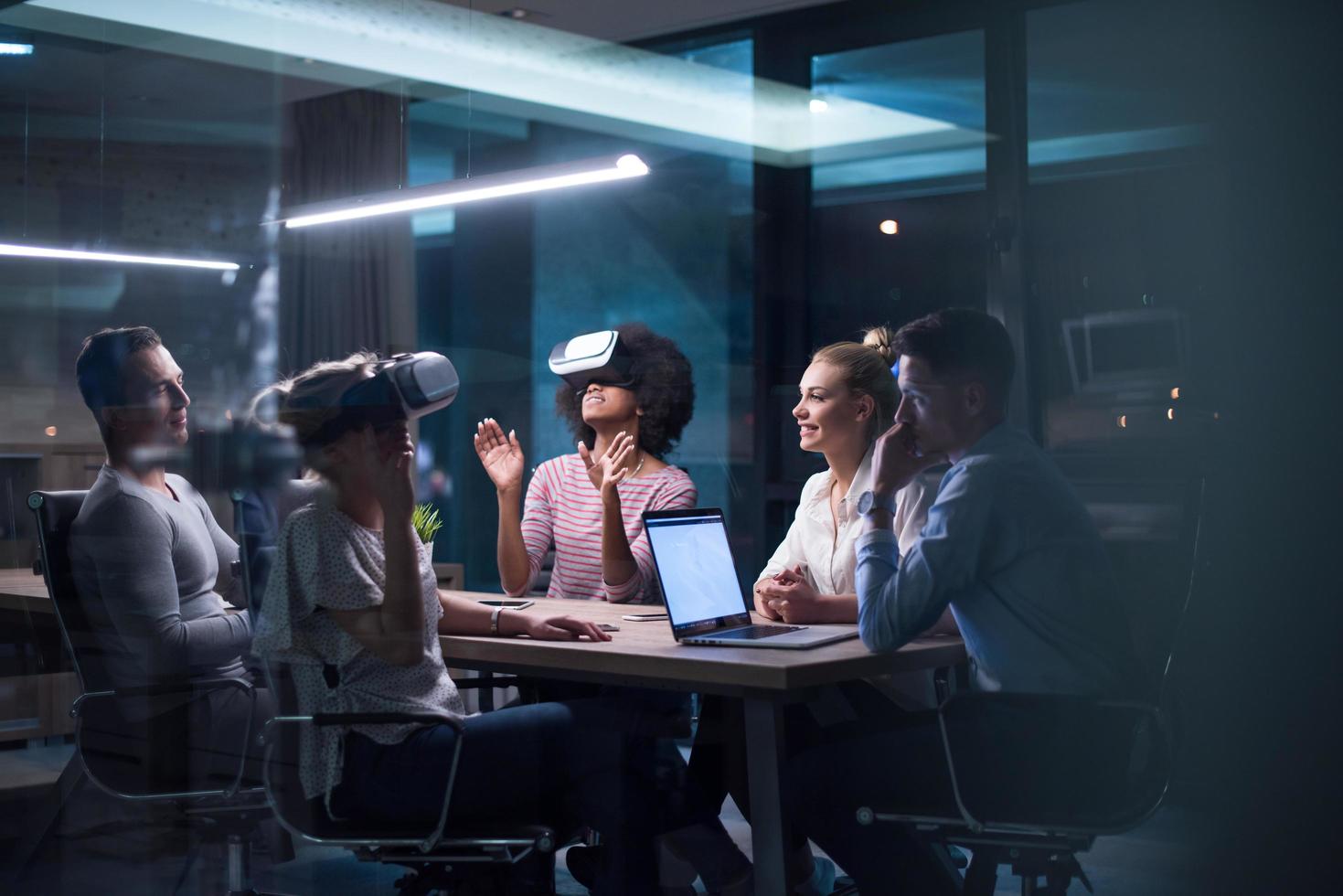 Multiethnisches Geschäftsteam mit Virtual-Reality-Headset foto