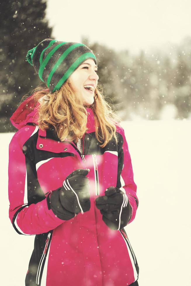 Porträt der jungen Frau an einem verschneiten Wintertag foto