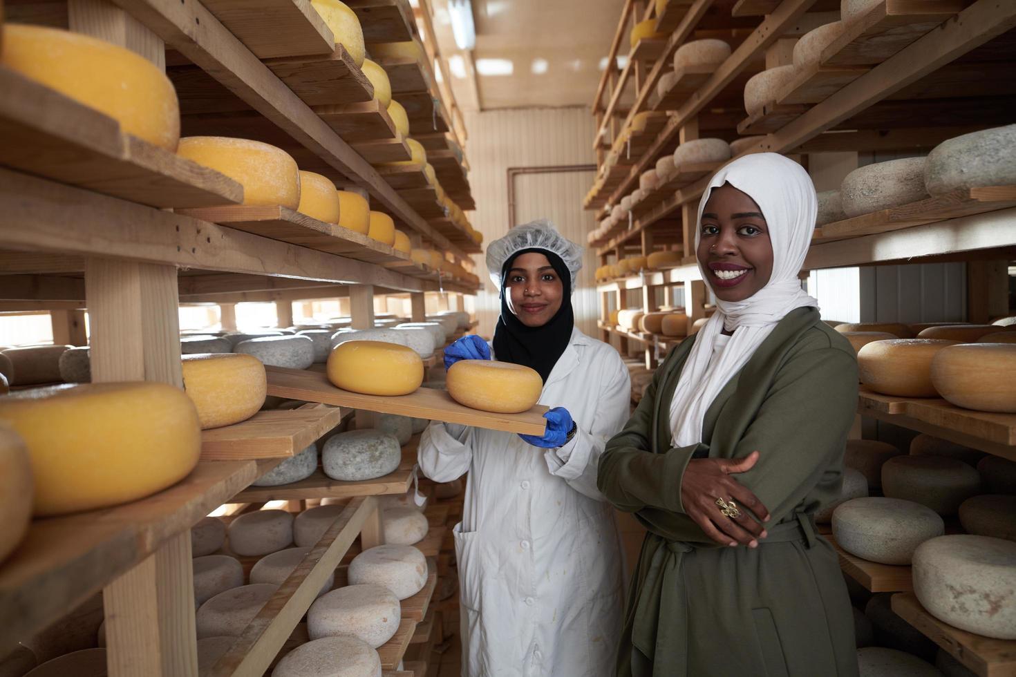 Geschäftsfrauenteam in einer lokalen Käseproduktionsfirma foto