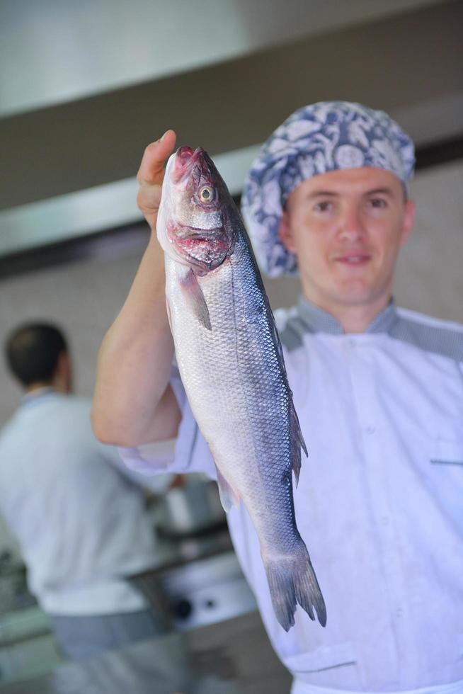 Koch bereitet Essen zu foto