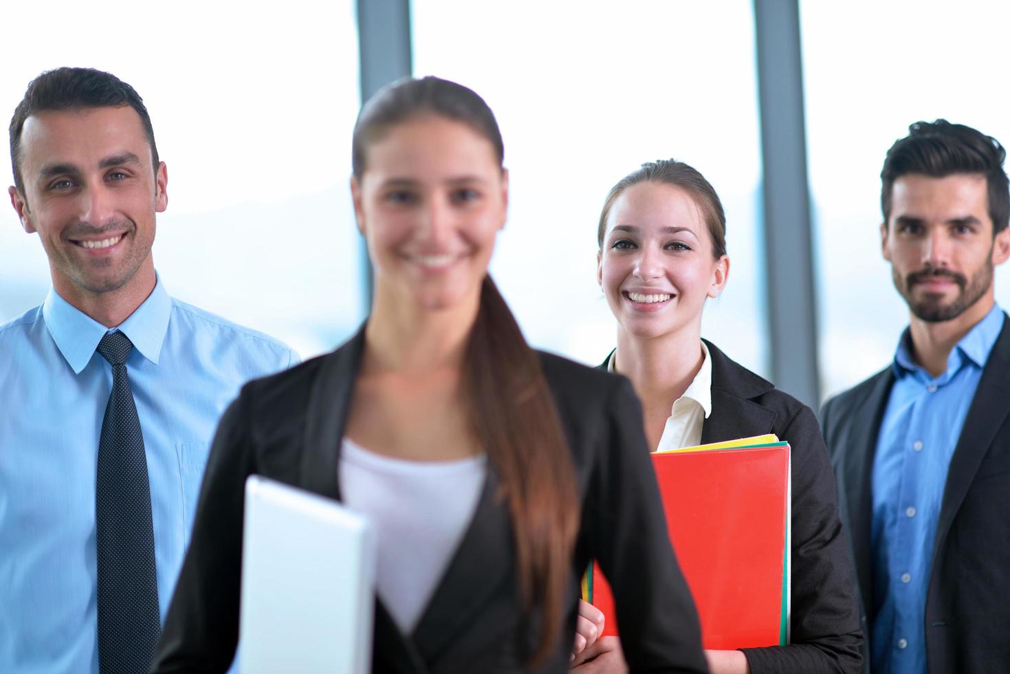 Geschäftsleute gruppieren sich bei einer Besprechung im Büro foto