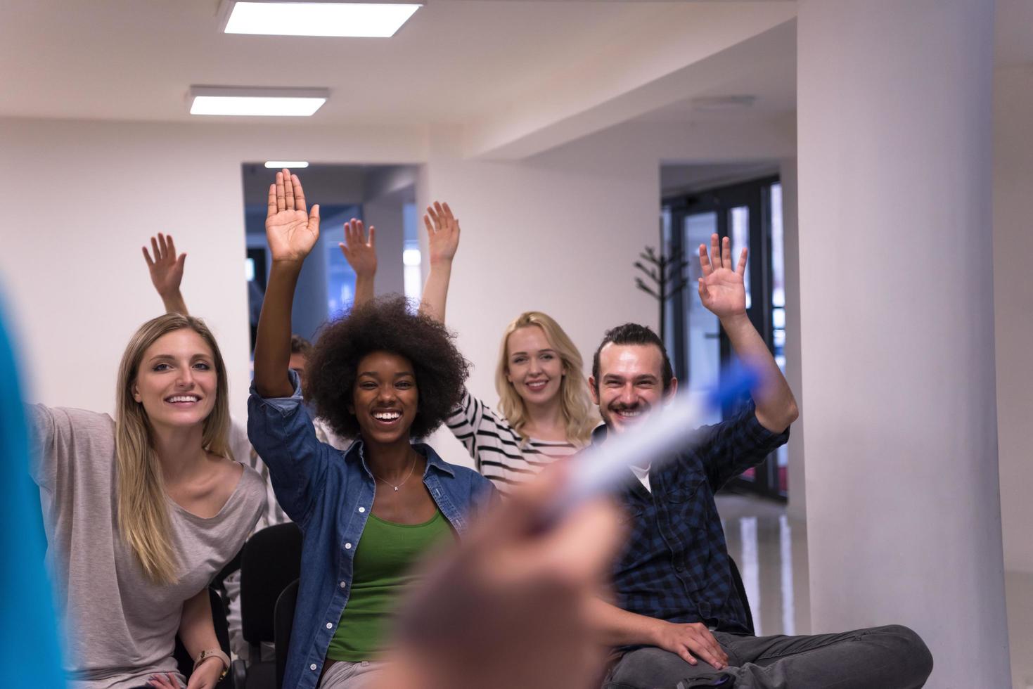 Nahaufnahme der Hand des Lehrers mit Marker foto