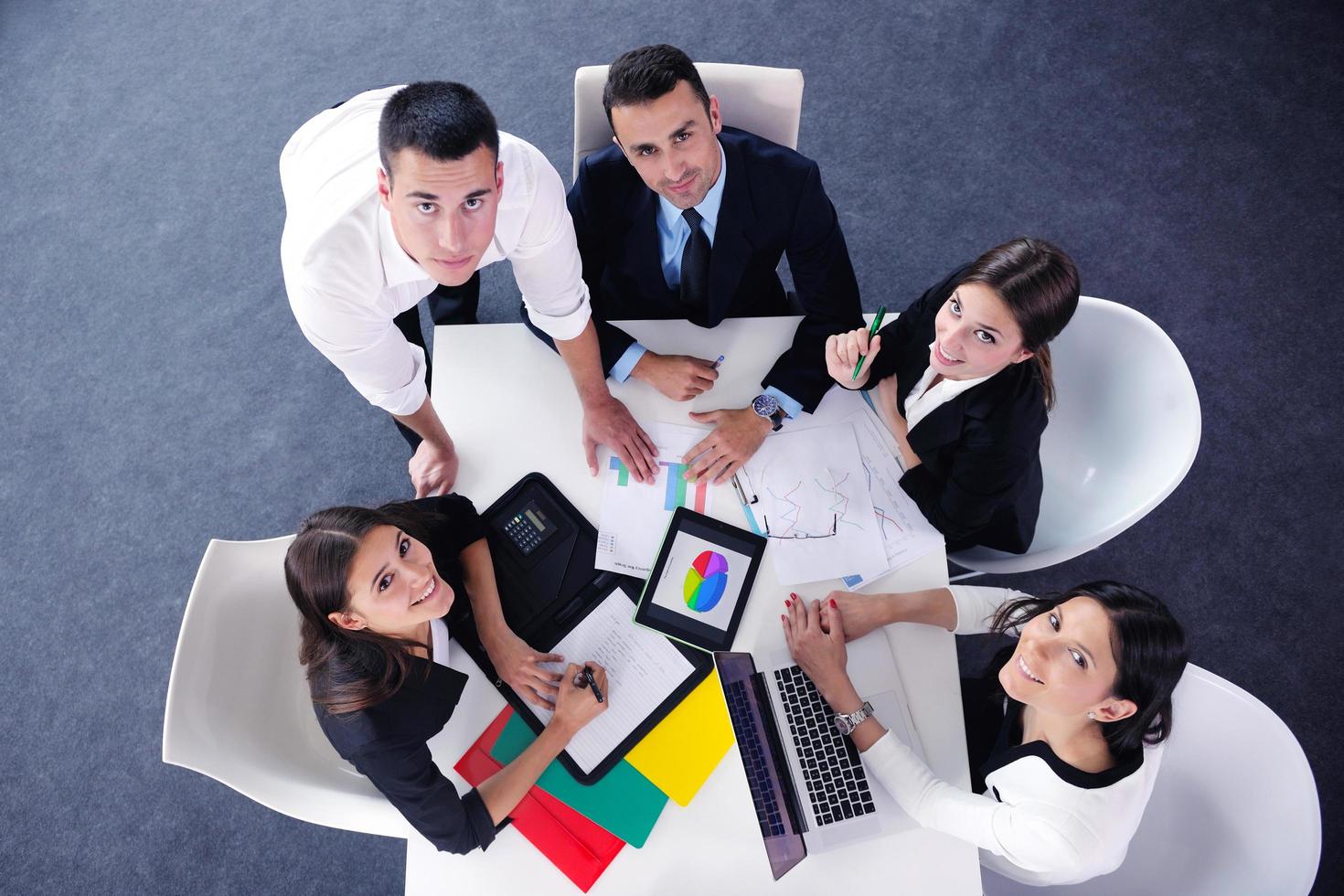 Geschäftsleute gruppieren sich bei einer Besprechung im Büro foto