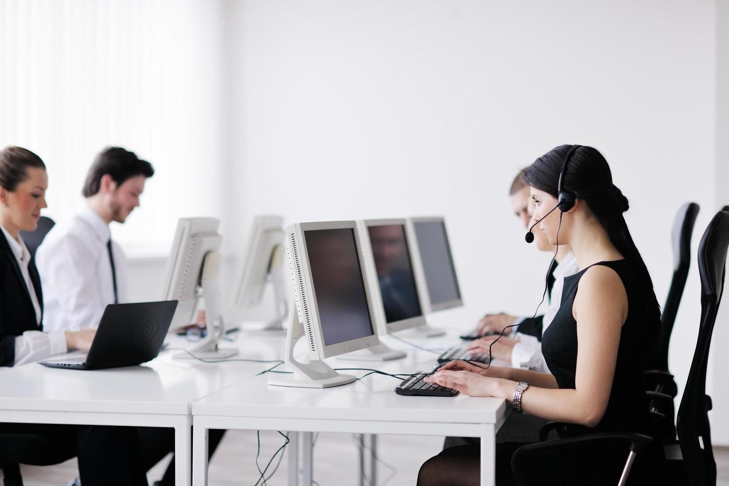 Geschäftsleute, die im Kunden- und Helpdesk-Büro arbeiten foto