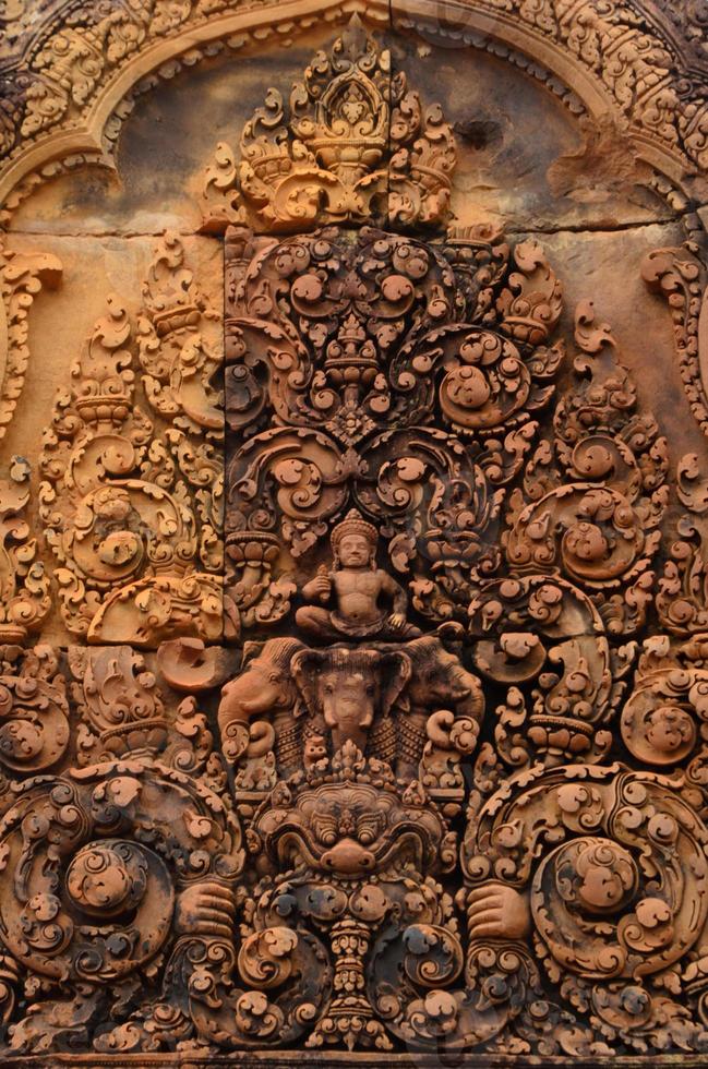Skulptur auf Giebel von Banteay Srei foto