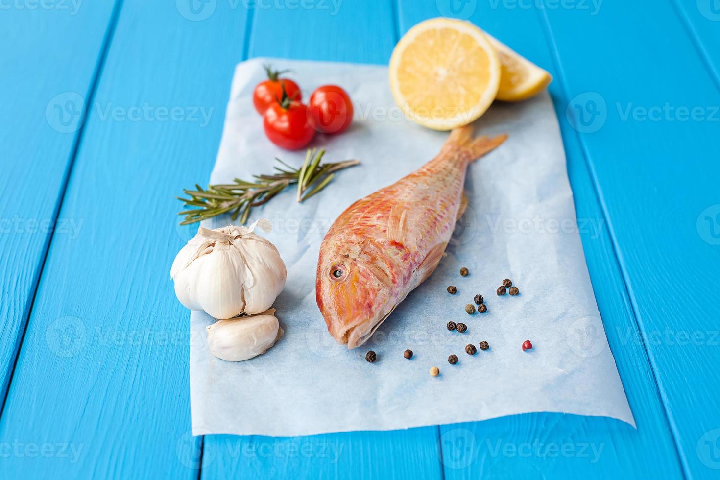 rohe Meeräsche auf Pergament vor dem Kochen foto