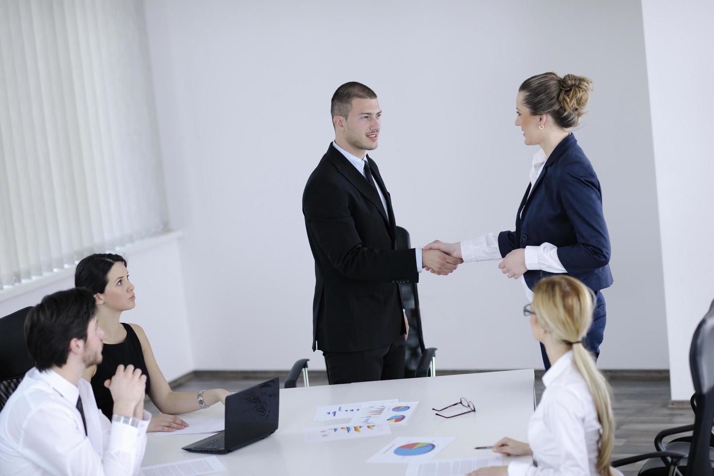 Geschäftsleute in einer Besprechung im Büro foto