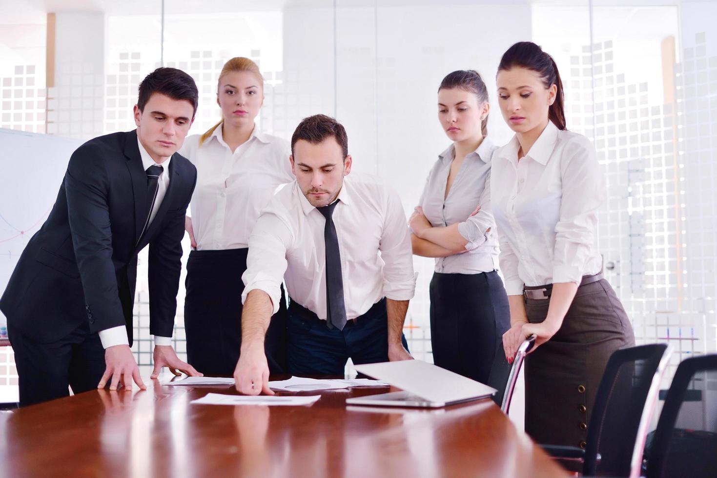 Geschäftsleute in einer Besprechung im Büro foto