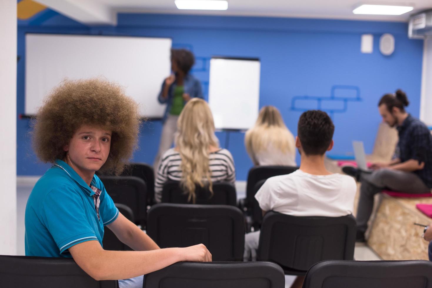 Porträt des jungen informellen Geschäftsmannes foto