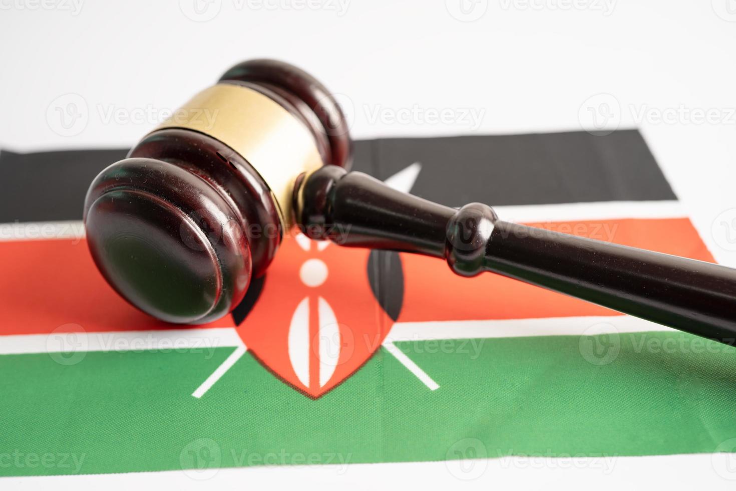 kenia-flagge mit hammer für richteranwalt. konzept des rechts- und justizgerichtshofs. foto