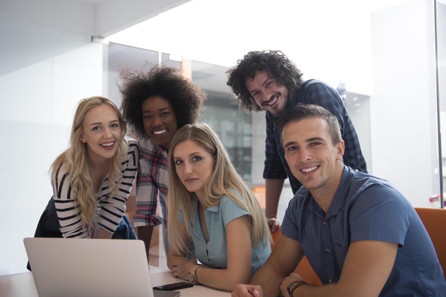 multiethnisches Startup-Business-Team beim Treffen foto