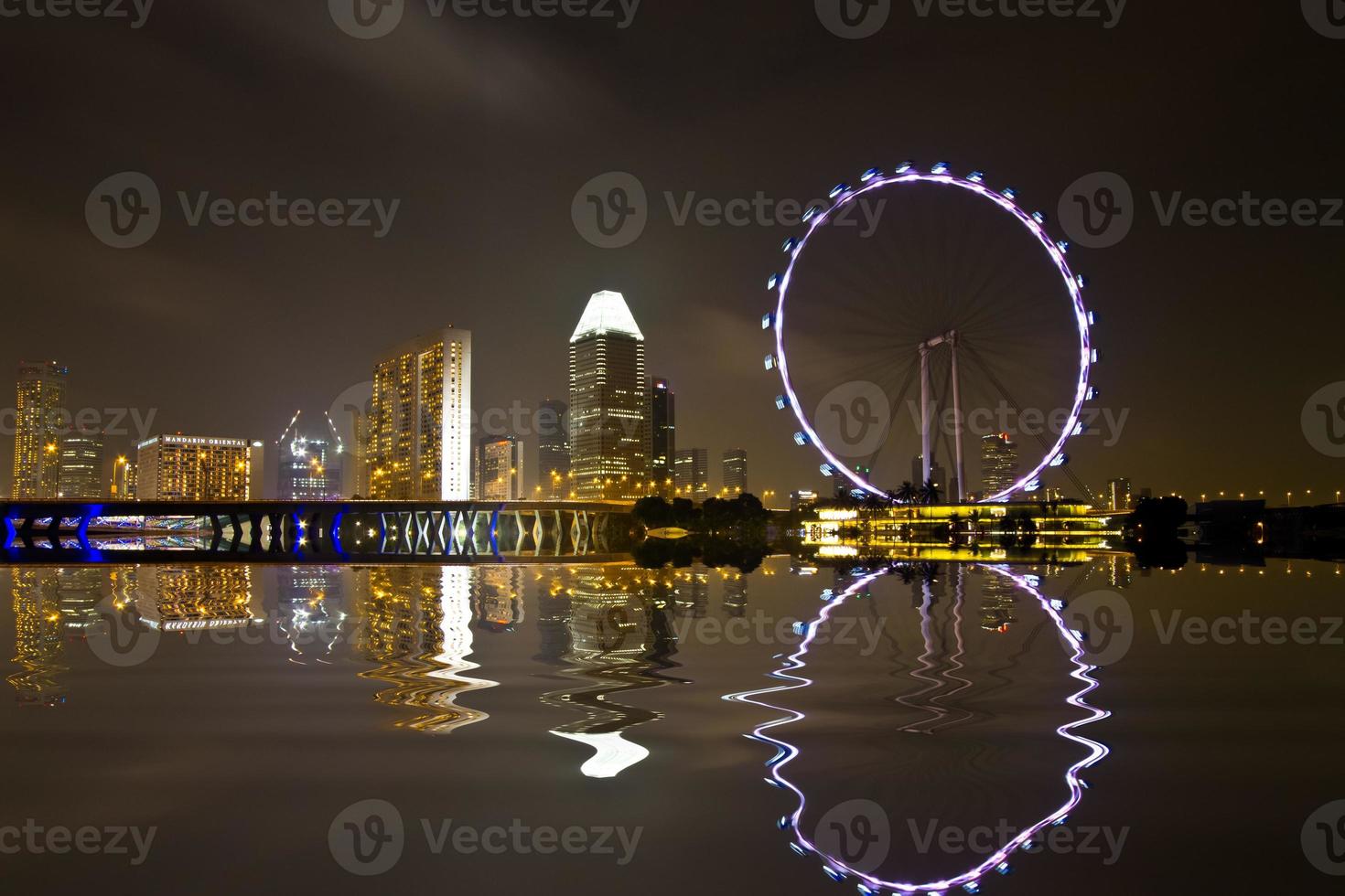 Skyline der Stadt Singapur bei Nacht foto