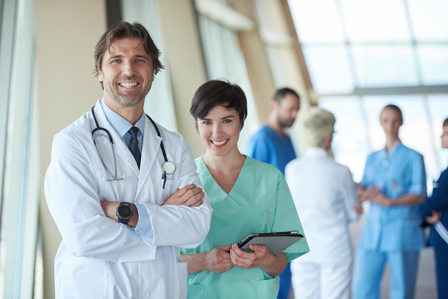 gruppe von medizinischem personal im krankenhaus, gutaussehender arzt vor dem team foto