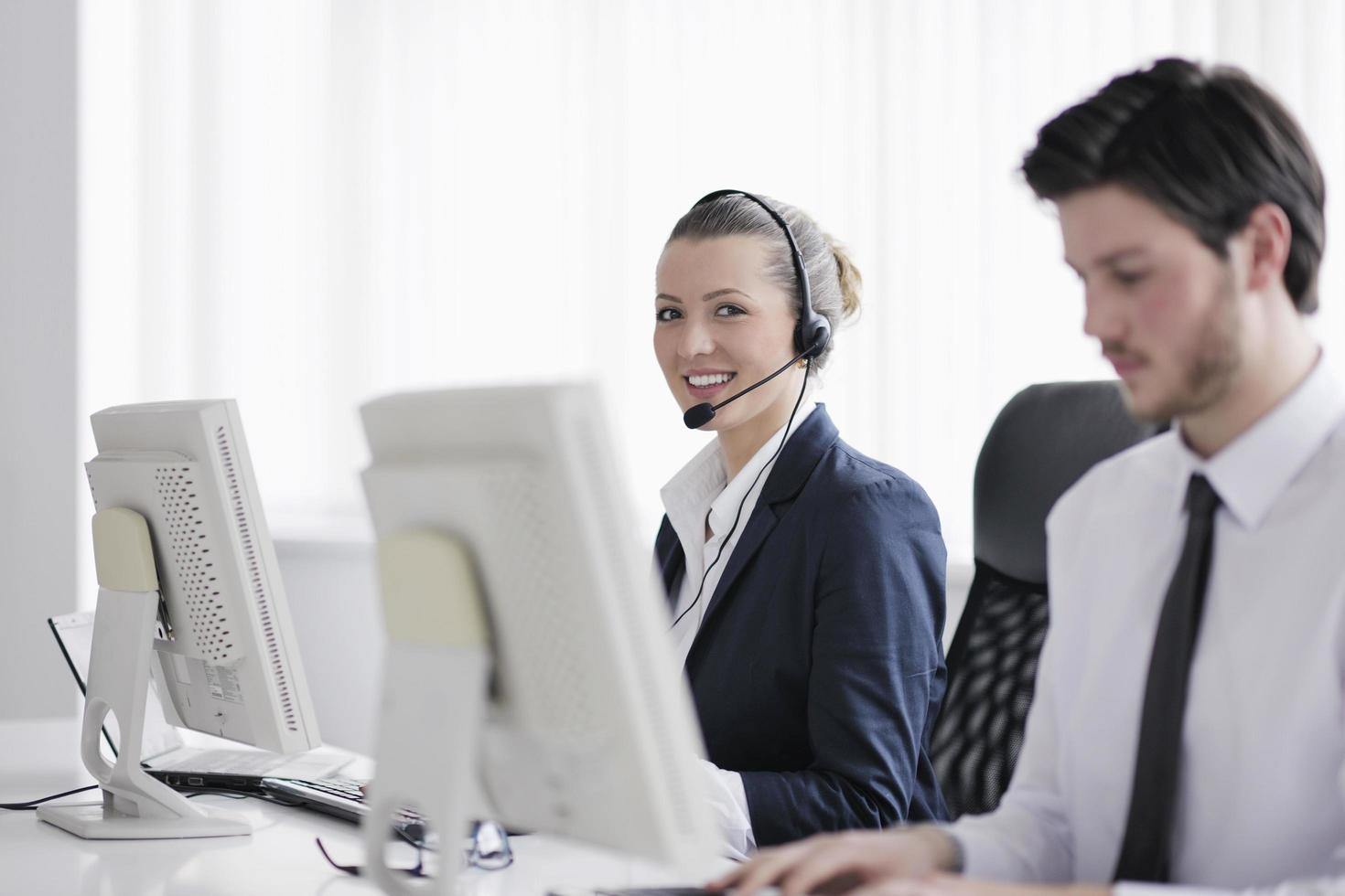 Geschäftsleute, die im Kunden- und Helpdesk-Büro arbeiten foto