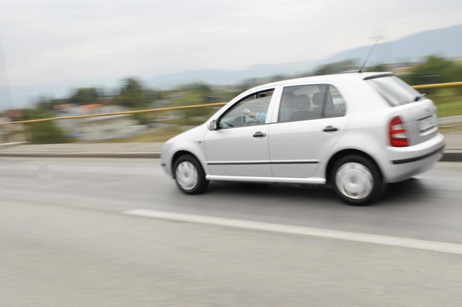 schnelles auto bewegt sich mit bewegungsunschärfe foto