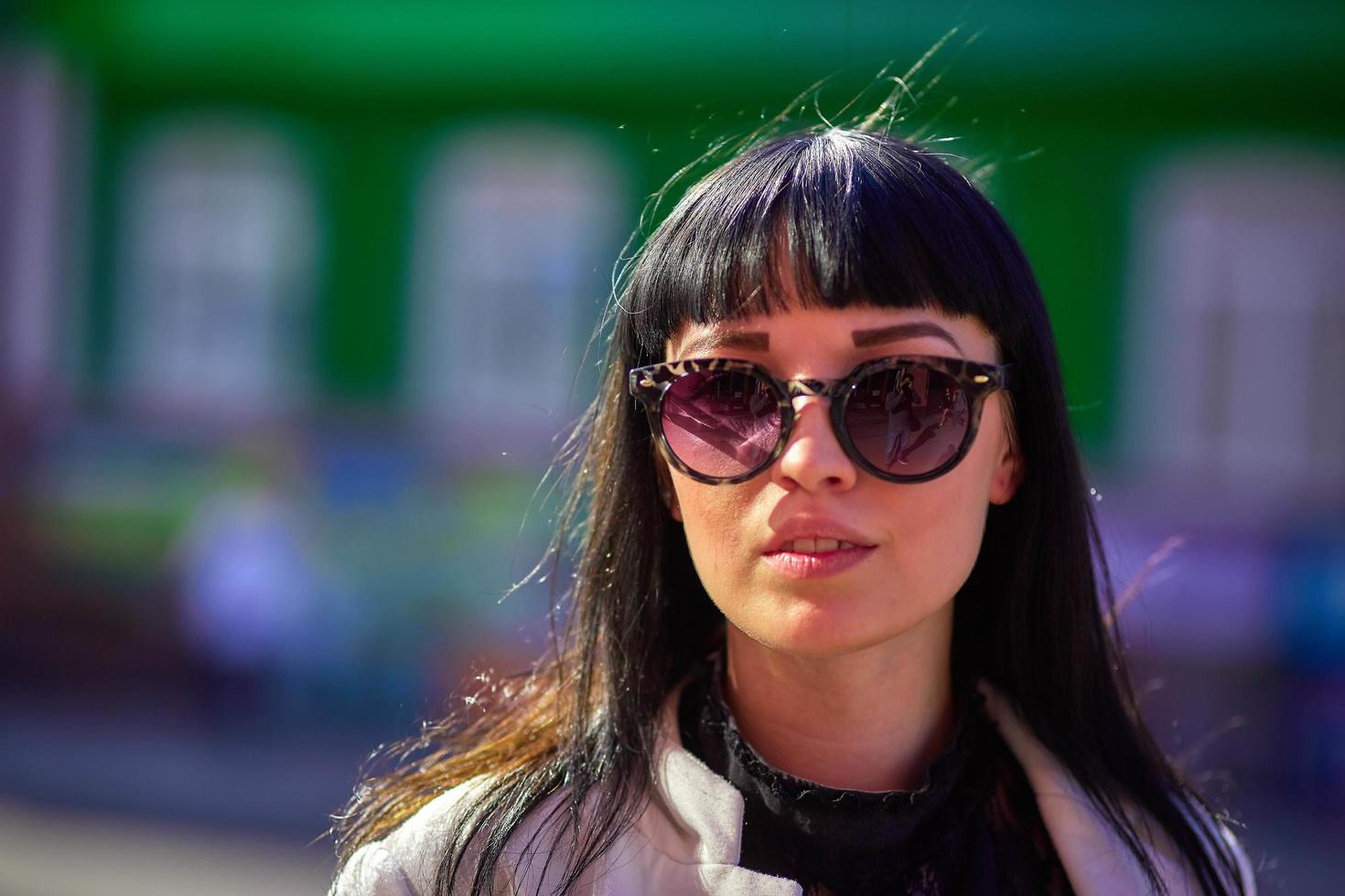 schönes junges Mädchen mit schwarzen Haaren, Sonnenbrille. jugend, glück, sonniger sommertag, porträt foto