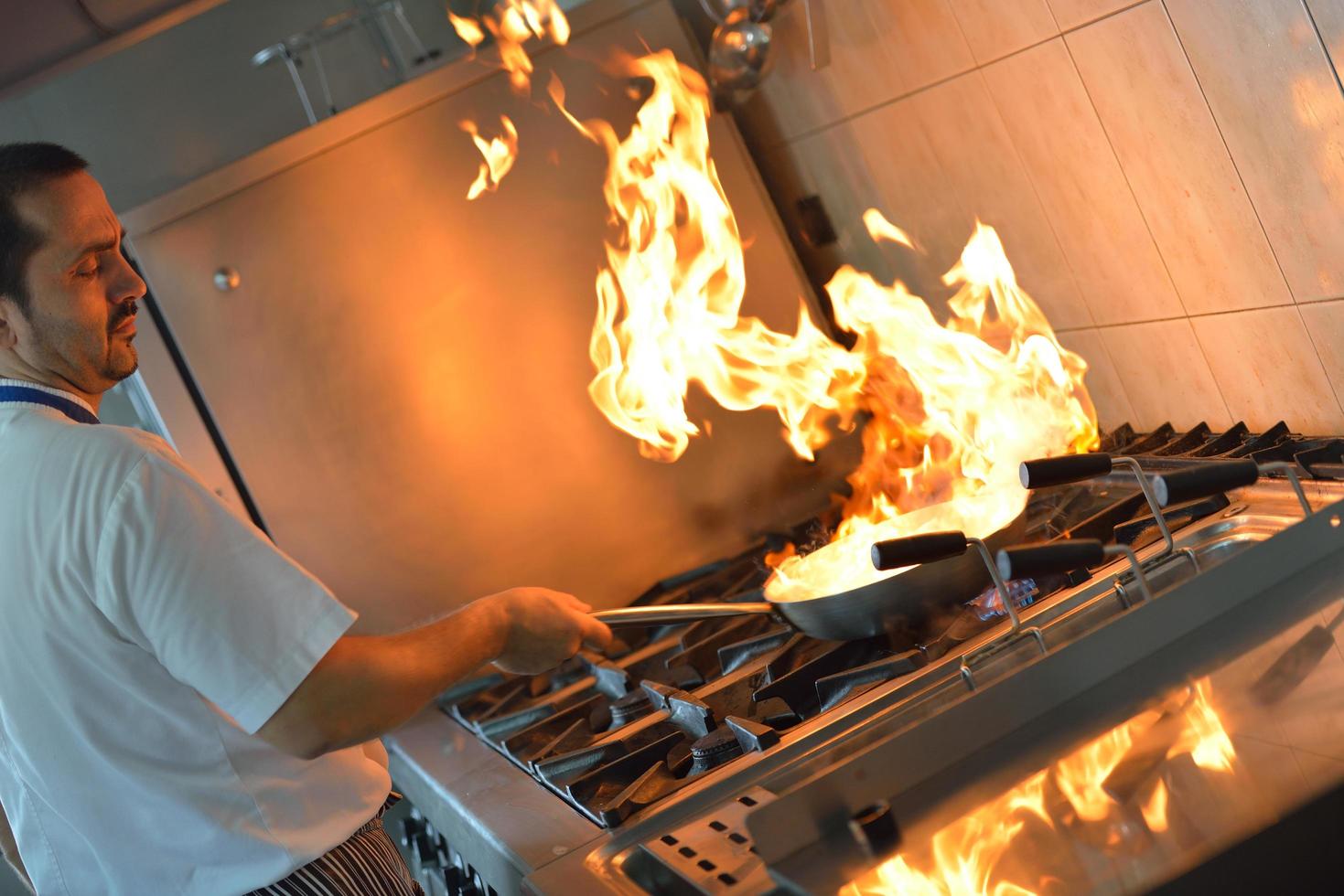 Koch bereitet Essen zu foto