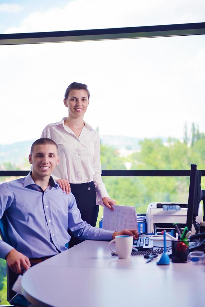 Geschäftsleute in einer Besprechung im Büro foto