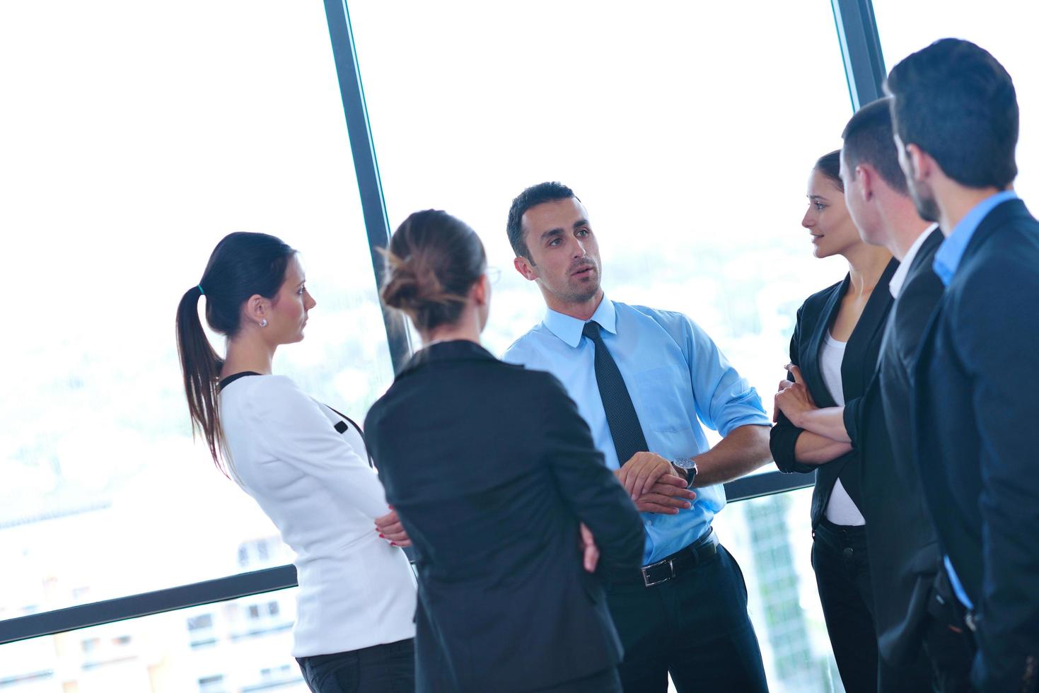 Geschäftsleute gruppieren sich bei einer Besprechung im Büro foto