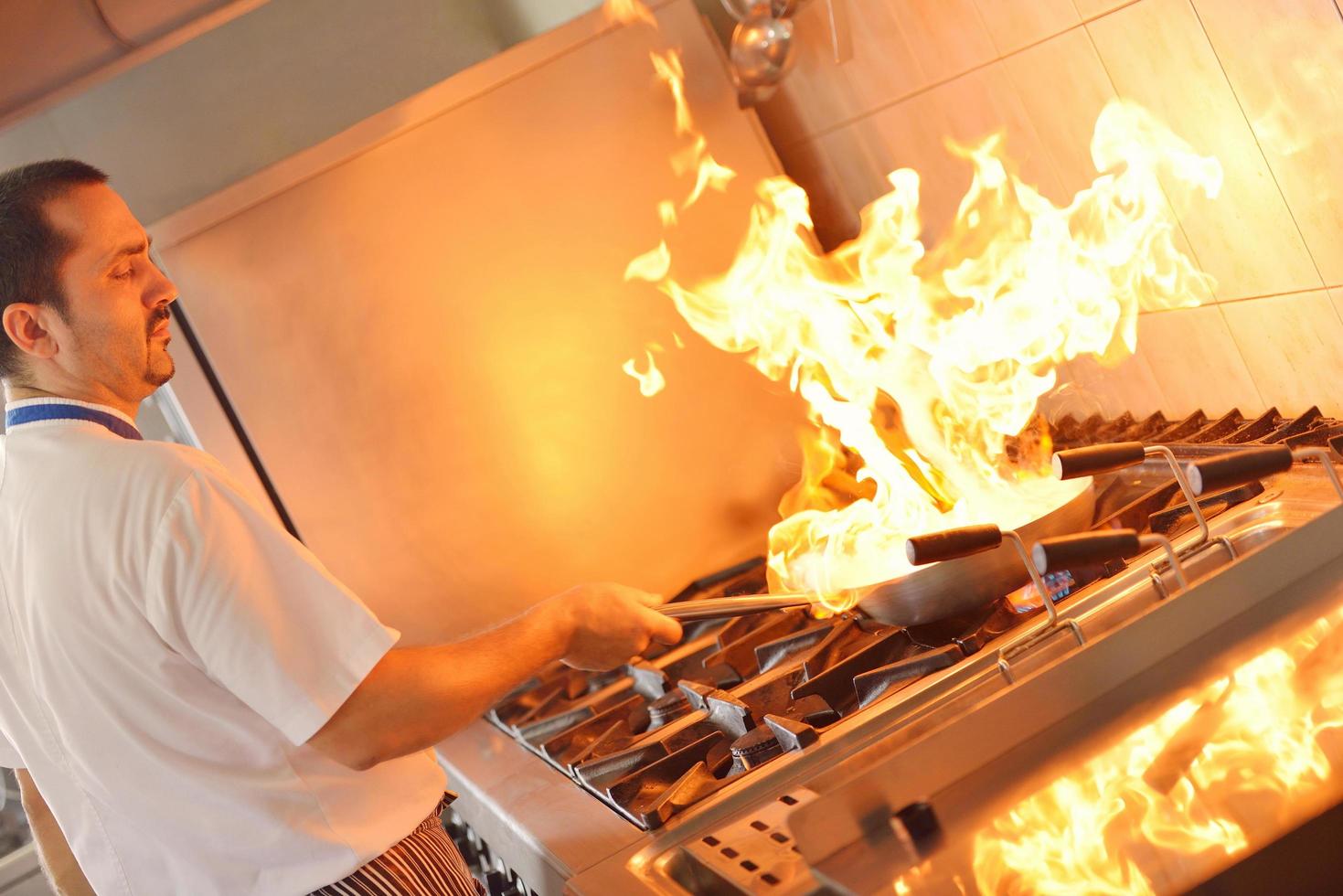 Koch bereitet Essen zu foto