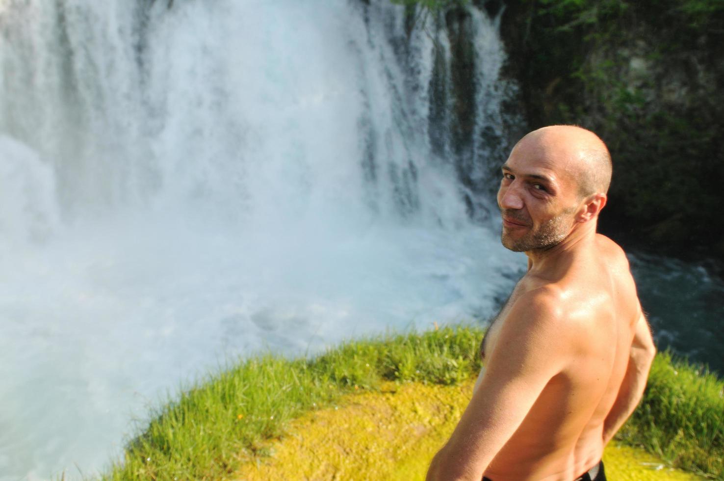 Mann Blick auf den Wasserfall foto