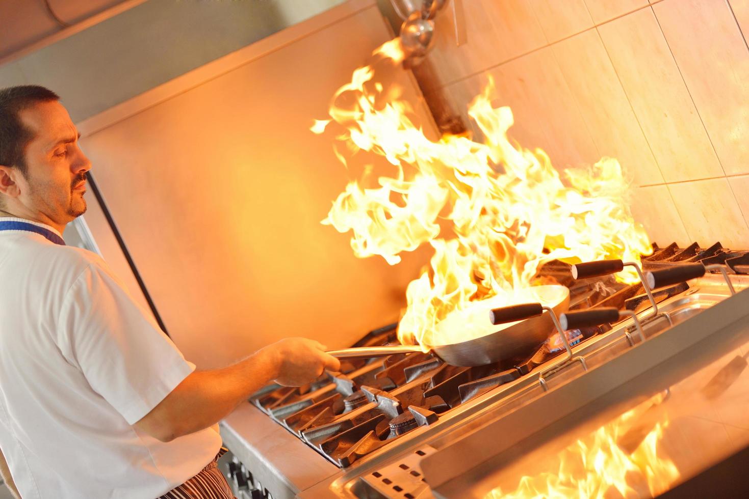 Koch bereitet Essen zu foto