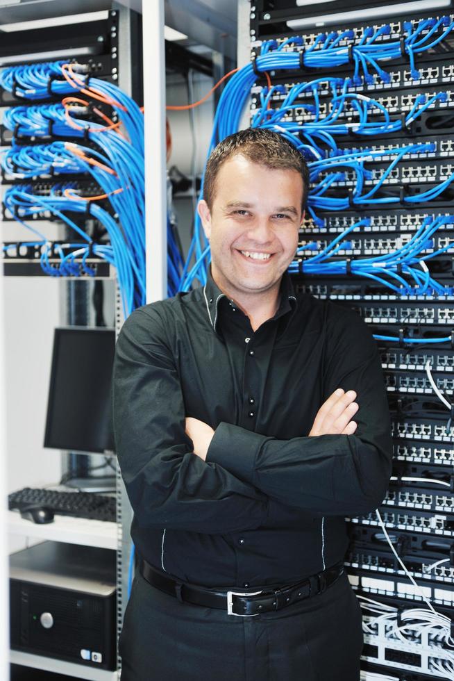 junger IT-Ingenieur im Serverraum des Rechenzentrums foto