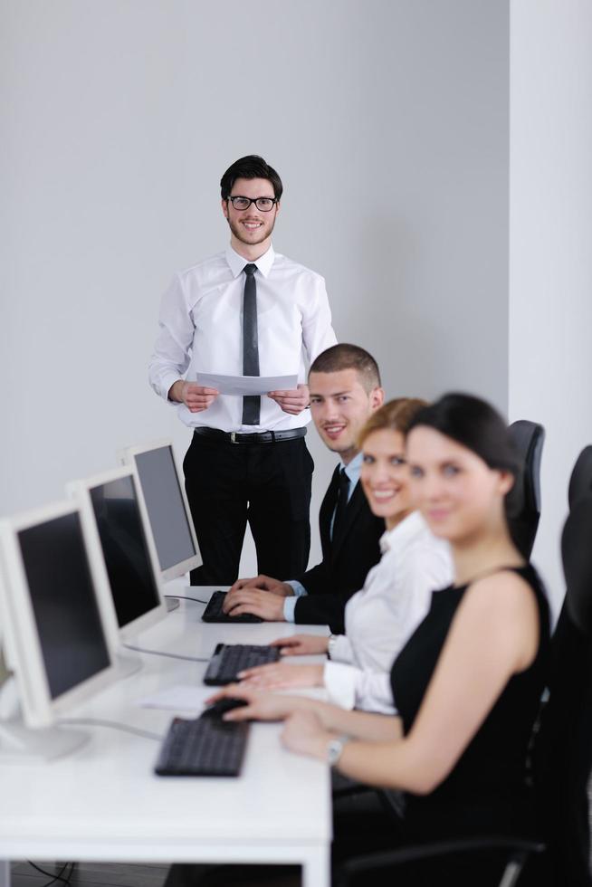 Geschäftsleute, die im Kunden- und Helpdesk-Büro arbeiten foto