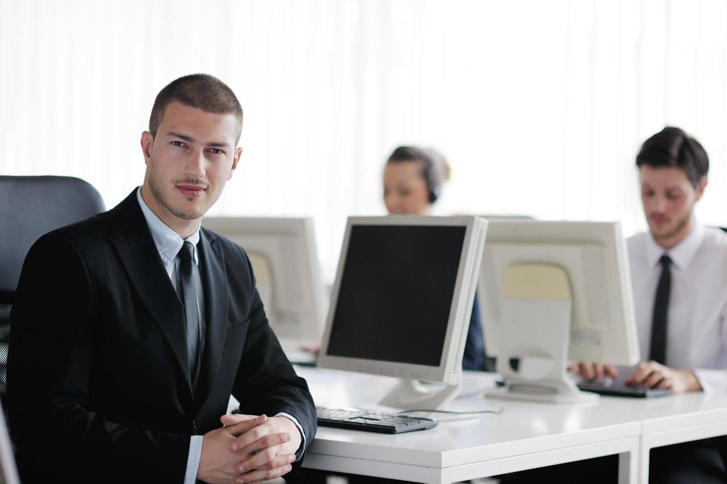 Geschäftsleute, die im Kunden- und Helpdesk-Büro arbeiten foto