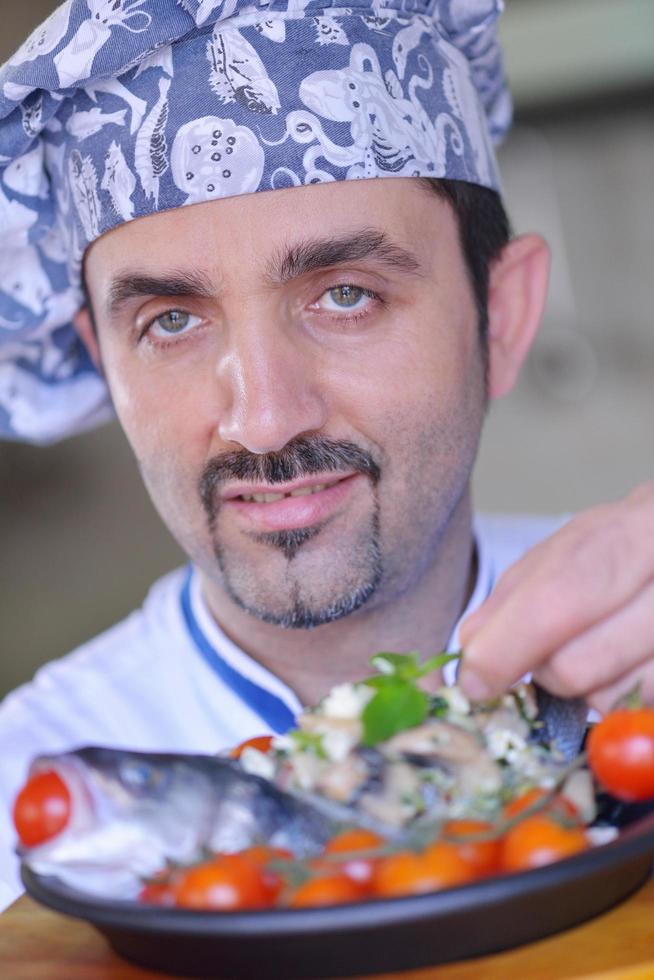 Koch bereitet Essen zu foto