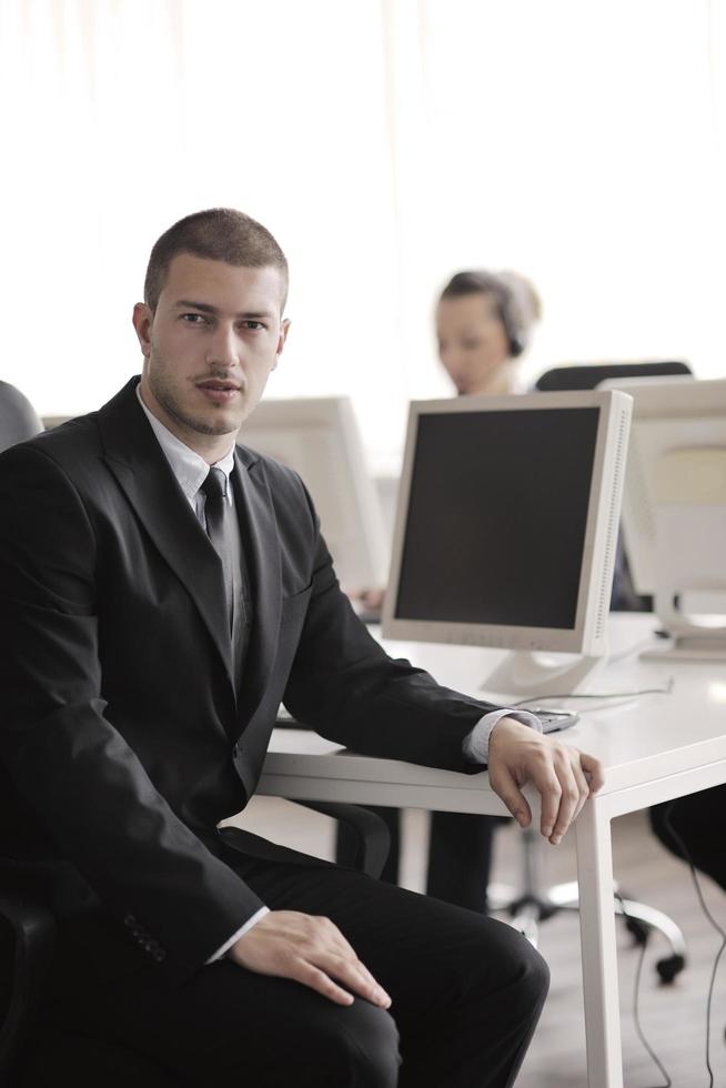 Geschäftsleute, die im Kunden- und Helpdesk-Büro arbeiten foto