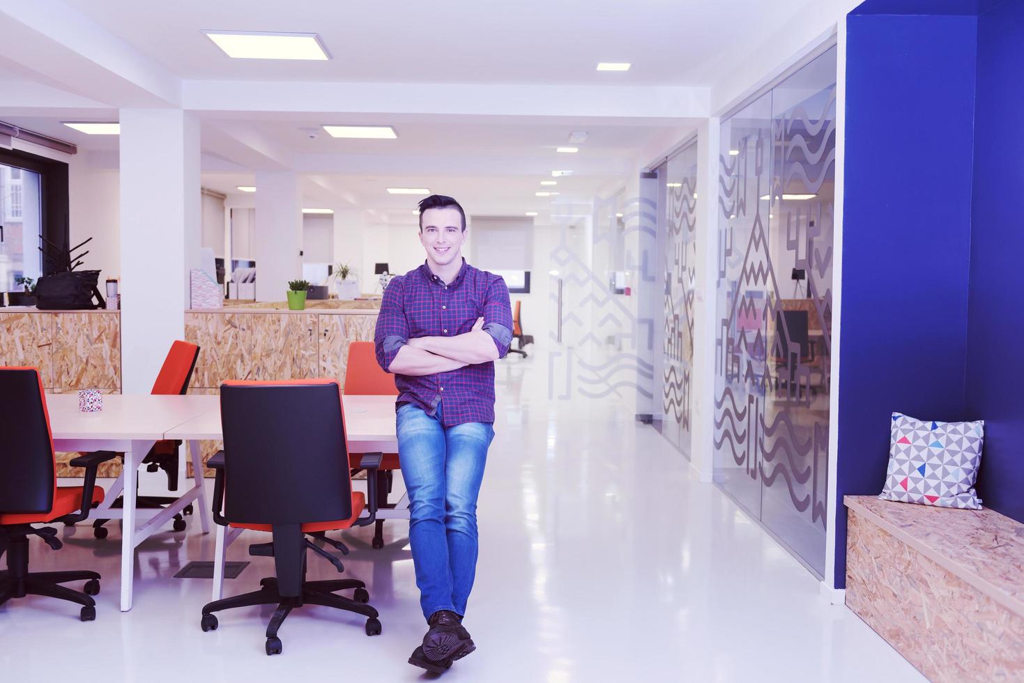 junges Startup-Business-Mann-Porträt im modernen Büro foto