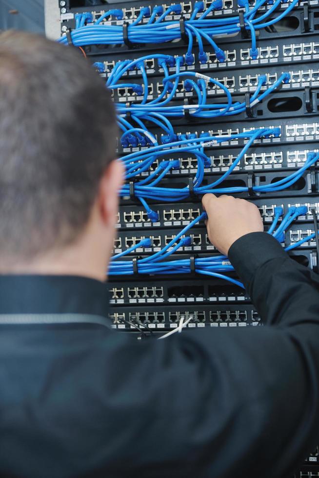 junger IT-Ingenieur im Serverraum des Rechenzentrums foto