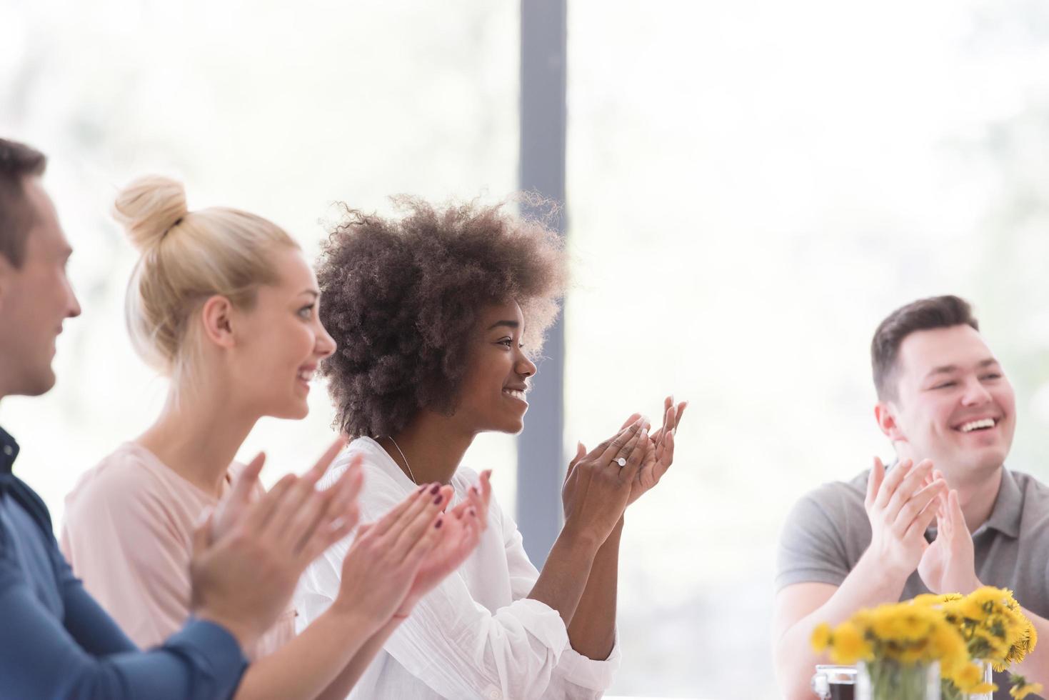 multiethnische Startup-Gruppe junger Geschäftsleute, die Erfolge feiern foto