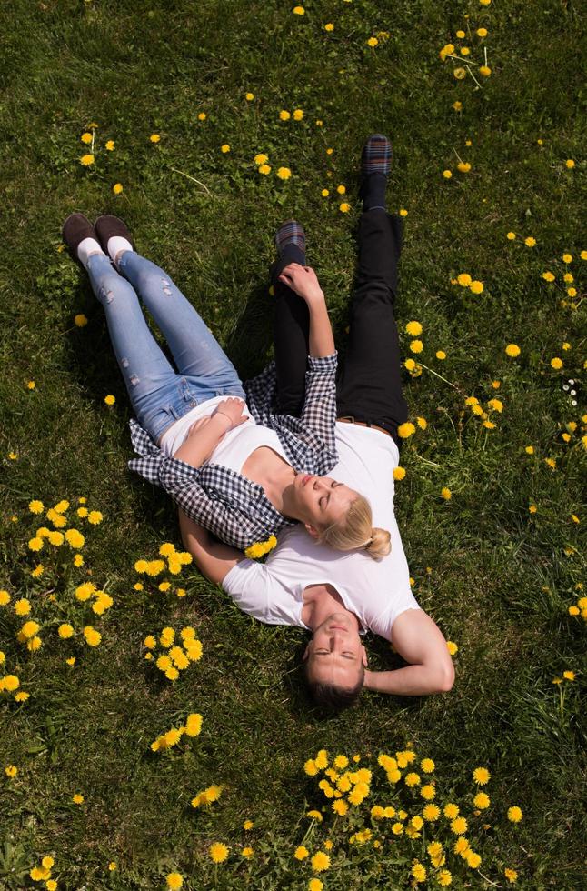 Mann und Frau liegen im Gras foto