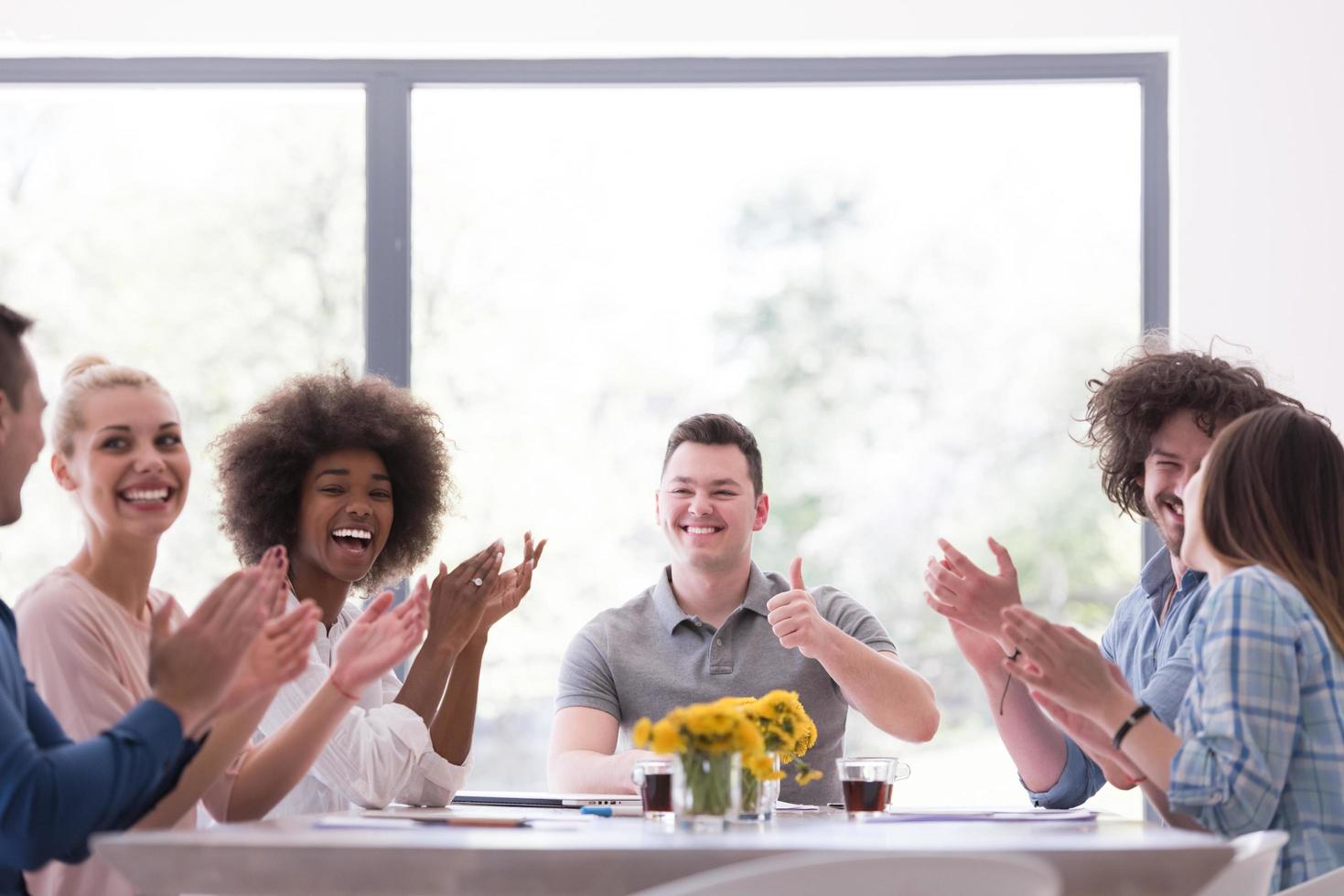 multiethnische Startup-Gruppe junger Geschäftsleute, die Erfolge feiern foto