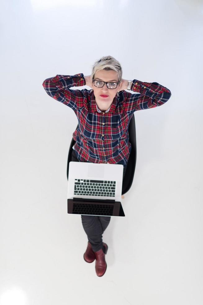 Draufsicht der jungen Geschäftsfrau, die an Laptop-Computer arbeitet foto