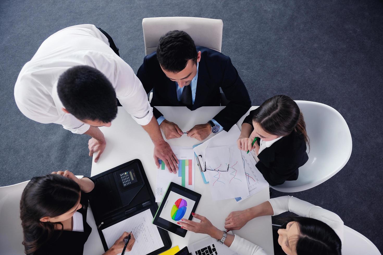 Geschäftsleute gruppieren sich bei einer Besprechung im Büro foto