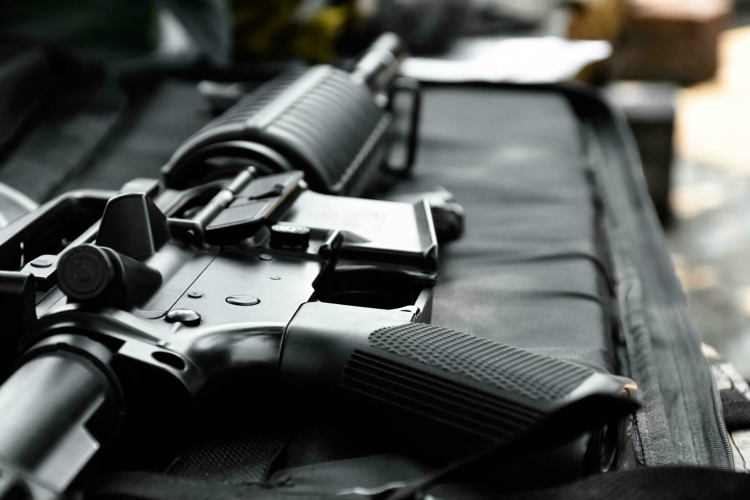 airsoft gun oder bb gun ausrüstungen, kugeln, waffenkörper und fernglas auf dunklem lederbodenhintergrund, weicher und selektiver fokus. Schießsport- und Freizeitaktivitätskonzept. foto
