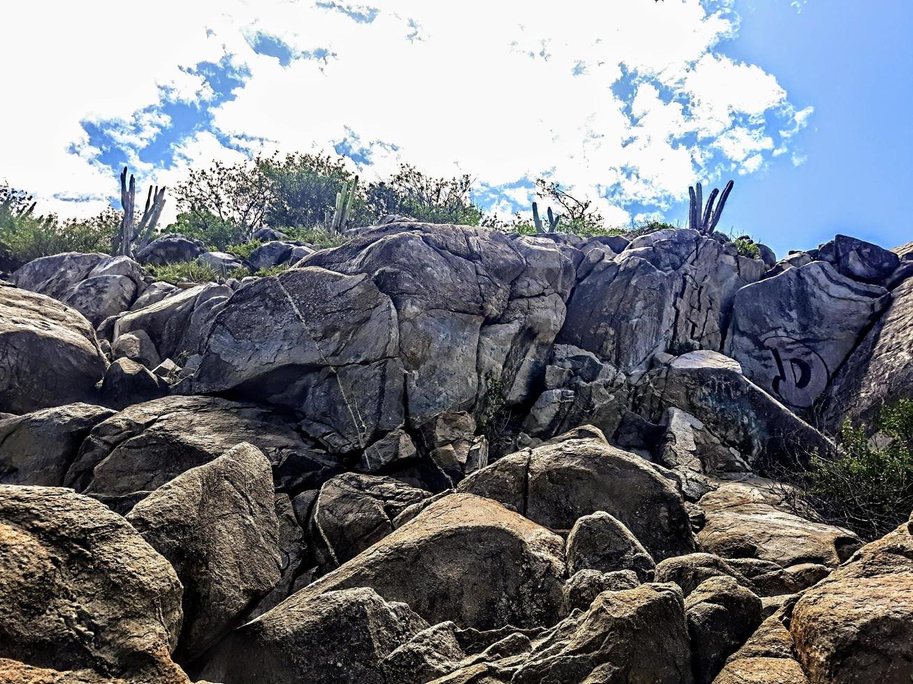 blauer Himmel felsige Klippen foto