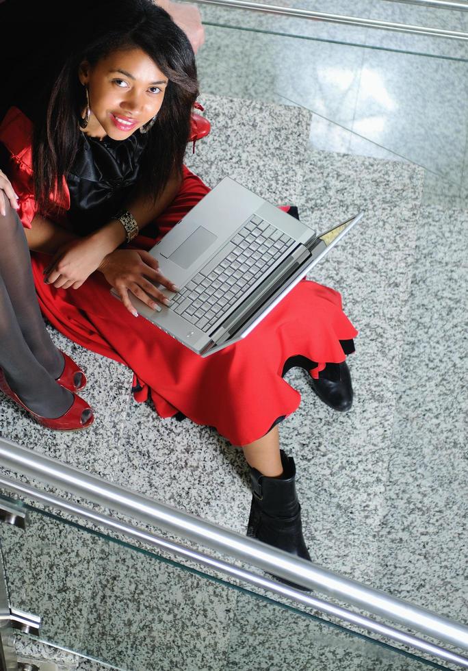 Geschäftsfrau mit Laptop auf Treppe foto